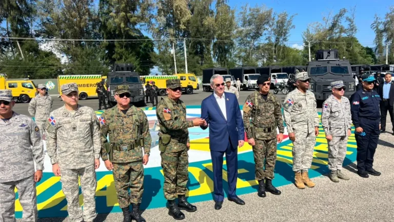 Abinader entrega vehículos blindados, dron y armas para reforzar la seguridad nacional