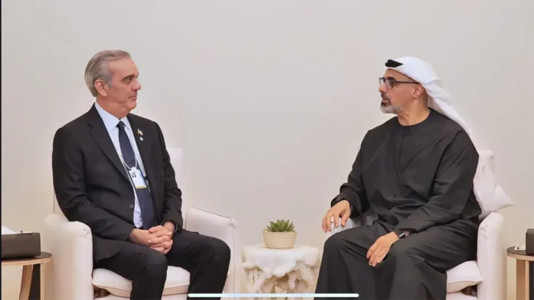 Abinader regresa al país tras jornada de trabajo en Emiratos Árabes Unidos