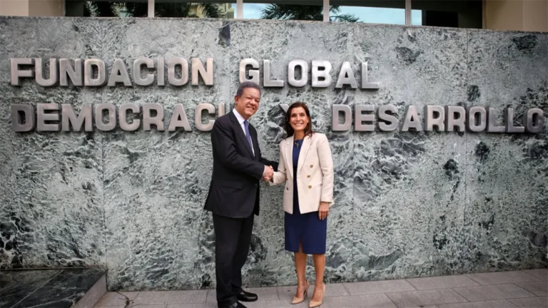 Embajadora de EE. UU. visita Funglode y se reúne con Leonel Fernández