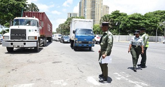Intrant establece multa de RD$10,000 a camiones y patanas que circulen en el carril izquierdo