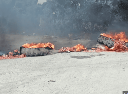 Protestan con quema de neumáticos en Navarrete por falta de agua tras inauguración de acueducto