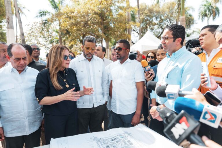 Carolina Mejía inicia revitalización integral del parque Enriquillo y su entorno