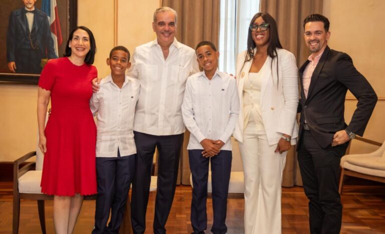 Abinader recibe al joven “Pico de Oro”, el estudiante de 13 años que sorprende por su elocuencia