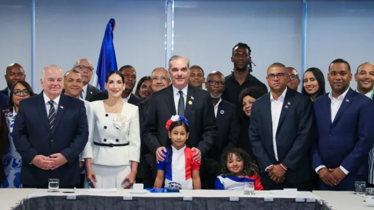 Presidente Abinader se reúne con líderes dominicanos en Chile