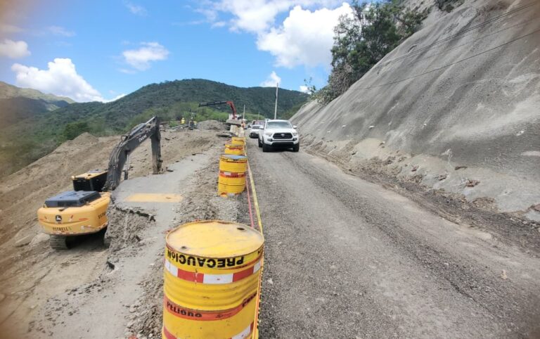 Continúan trabajos para estabilizar zona afectada en carretera de San José de Ocoa