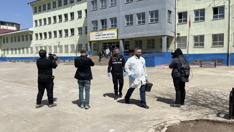 Un alumno de 16 años mata a cuatro personas e hiere a veinte en un colegio turco