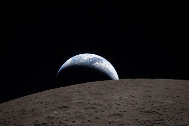 La Casa Blanca publica imágenes de la Tierra y el eclipse solar tomadas por Artemis II