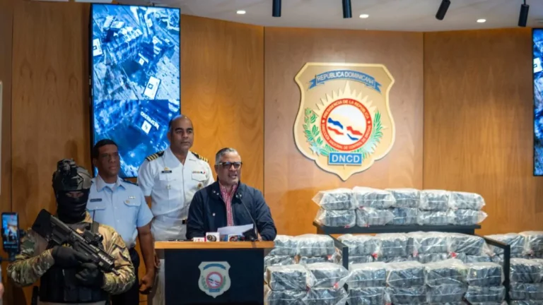 Incautan alijo de 375 paquetes de presunta cocaína y arrestan dos hombres en Baní