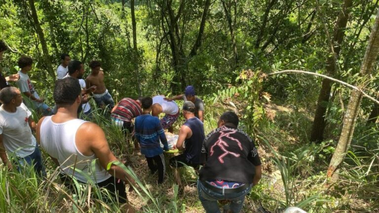 Dos muertos y varios heridos tras grúa caer en precipicio en el puerto Jarabacoa-La Vega
