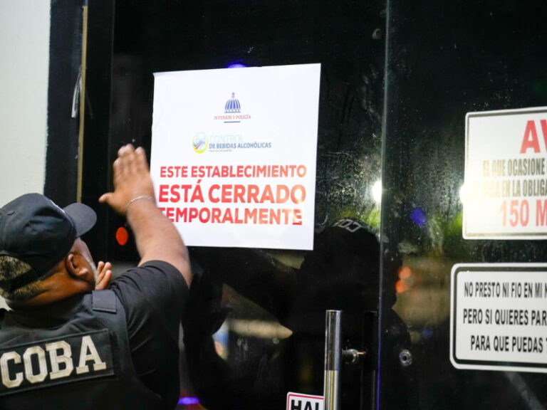 Operativo de control antiruido deja ocho negocios cerrados y varios notificados en Baní y Nizao
