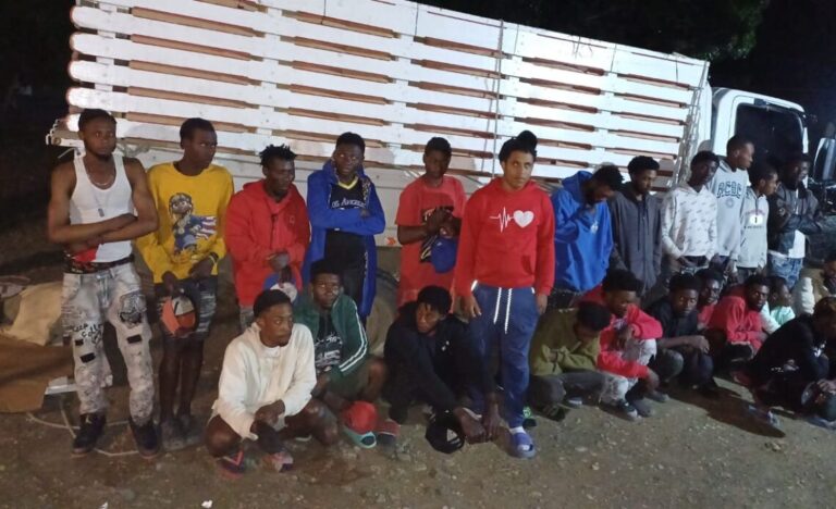 Ejército detiene hombre que ocultaba 24 haitianos ilegales en un camión en San Juan de la Maguana