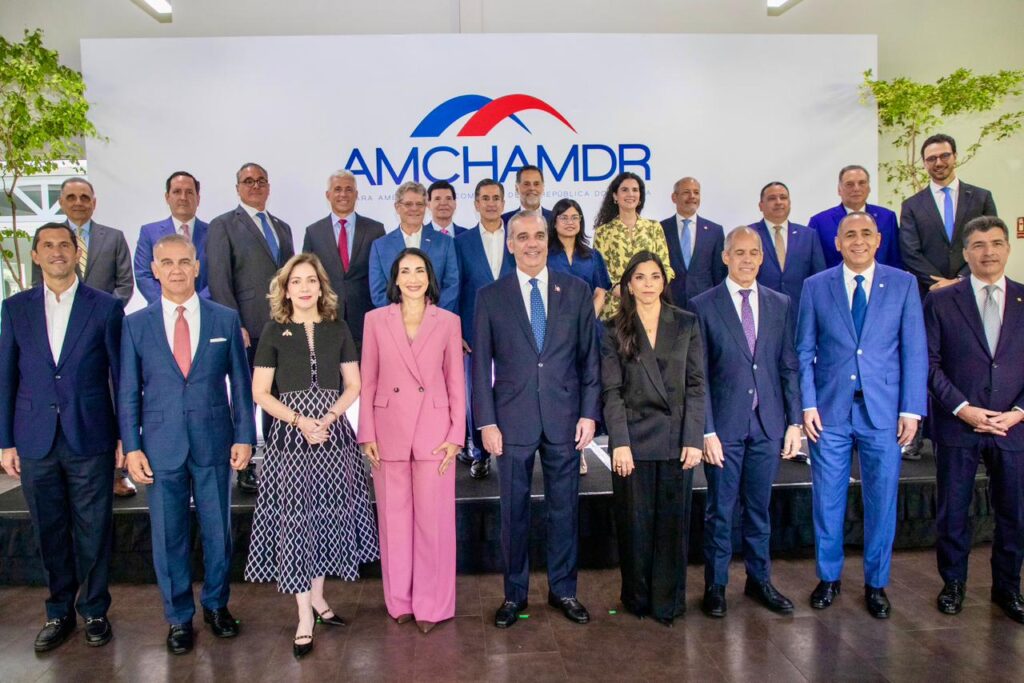 Primera dama Raquel Arbaje resalta las alianzas y la corresponsabilidad como claves para el desarrollo en almuerzo de AMCHAMDR