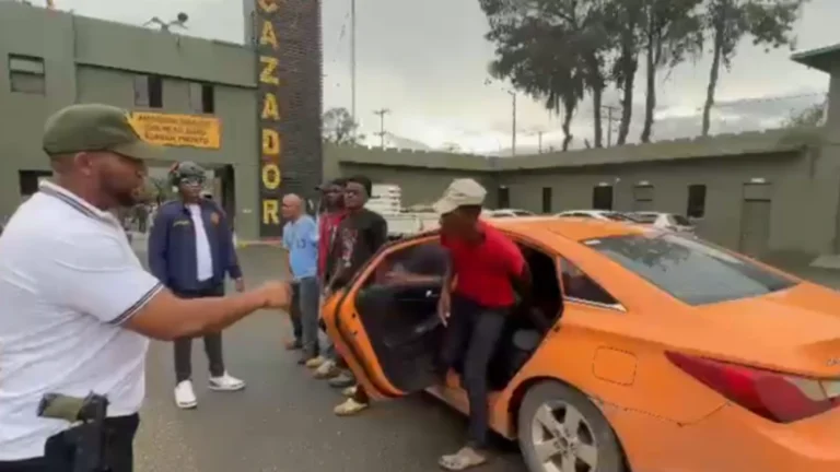 Detienen vehículo con siete migrantes haitianos tras persecución en Constanza