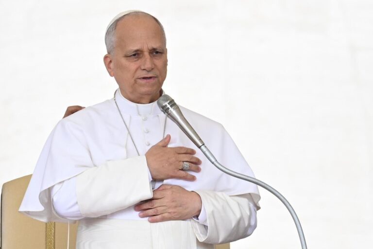 El papa León XIV reza en el lugar donde hace 45 años dispararon a Juan Pablo II
