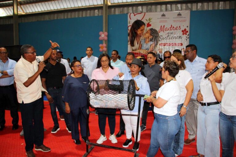 Gobierno lleva alegría y cientos de regalos a las madres de la Provincia Independencia