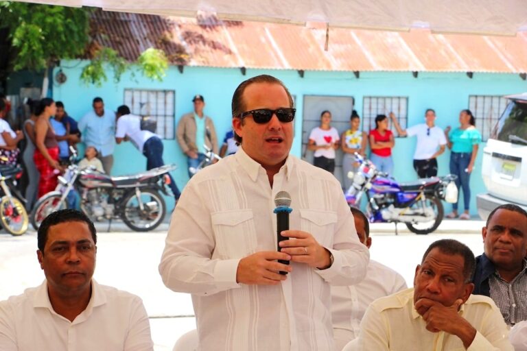 Gobierno inaugura funeraria municipal en Cristóbal