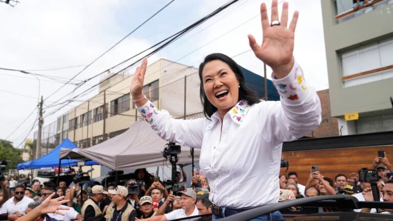 Fujimori lidera una ligera ventaja en el escrutinio presidencial en Perú