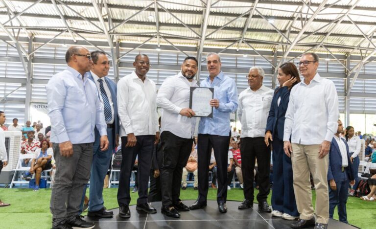 Presidente Abinader entrega 2,322 títulos de propiedad en Domingo Savio