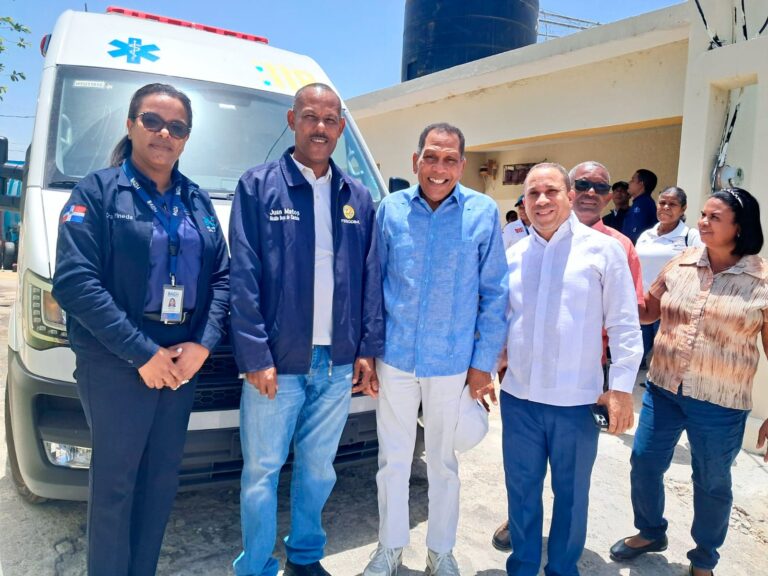El DAEH entrega una ambulancia al distrito municipal de Boca de Cachón
