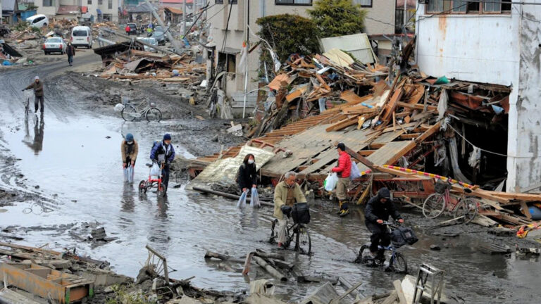 Japón activa alerta de tsunami tras potente terremoto; esperan olas de hasta un metro
