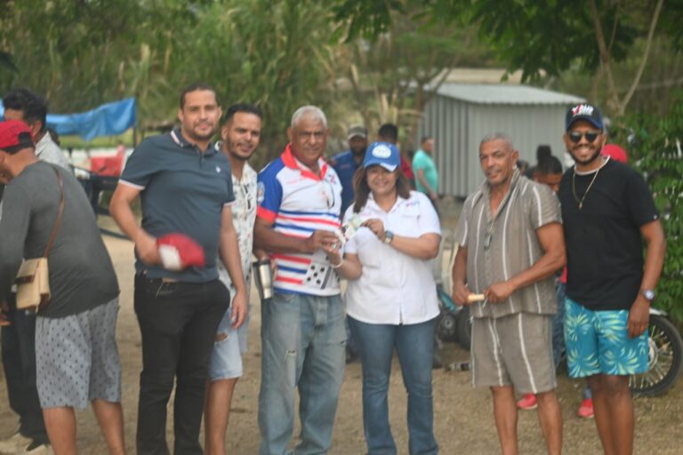 Alegría y premios: Yalis Sotos festejó el Día de los Padres con torneo de dominó en Nizao