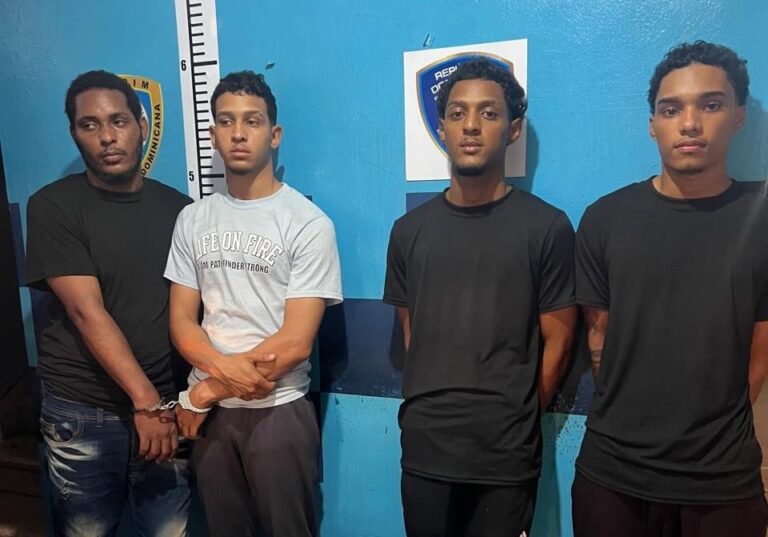 Policía apresa cuatro delincuentes tras asaltar una joyería en Santiago