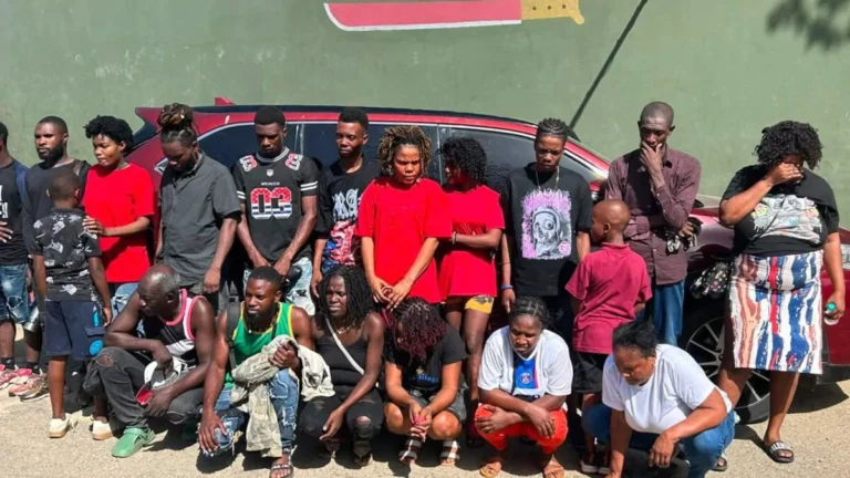 Ejército intercepta vehículo con 19 haitianos en condición migratoria irregular en Santiago Rodríguez