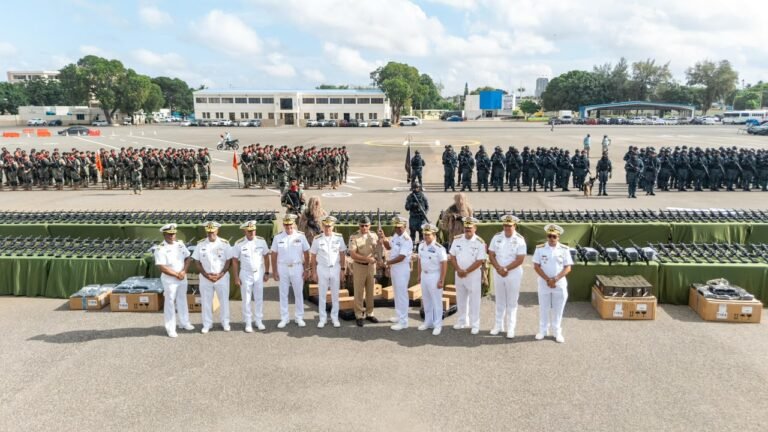 Ministerio de Defensa fortalece capacidades de la Armada y la Fuerza Aérea con entrega de equipos militares y uniformes