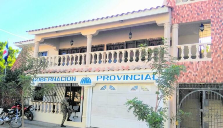 La Gobernación: Seis años muchas fotos y funditas, mientras Ocoa sigue con grandes problemas