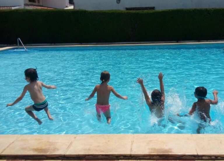 ¿Piscina o playa? Los pediatras revelan qué agua aumenta más el riesgo de otitis en los niños