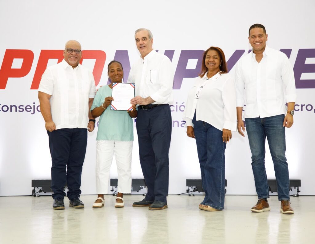 Presidente Abinader entrega RD$85 millones a 400 microempresarios y anuncia ampliación del Programa “Tu Firma es Tu Garantía” para beneficiar a más emprendedores de San Juan