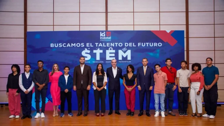 Abinader reconoce a más de 170 estudiantes por proyectos de ciencia y tecnología