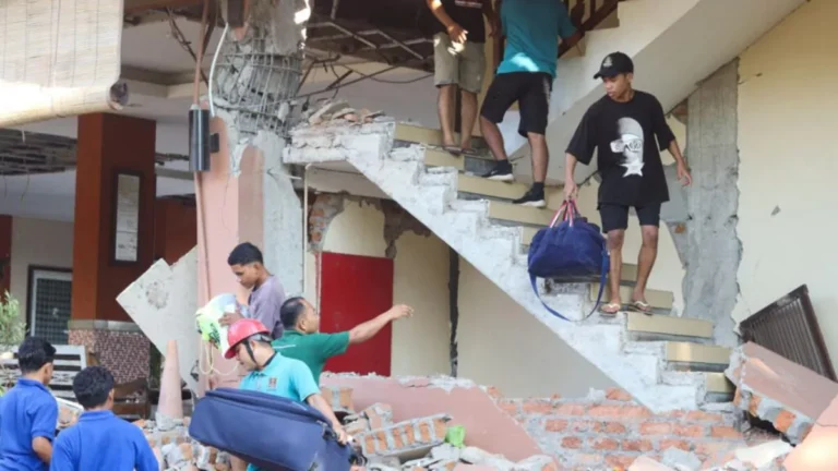 Indonesia eleva a 68 los muertos y a 213 los heridos tras terremoto
