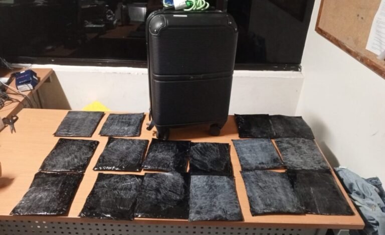 Detienen en el AILA a mujer con 16 láminas de presunta droga ocultas en pantalones jeans