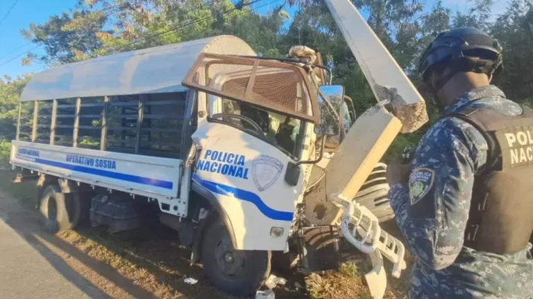 Camión de la Policía se accidenta con varios detenidos en carretera de Sosúa