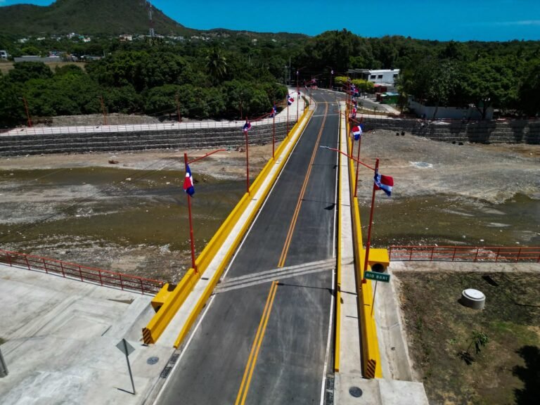 Tras más de 40 años de espera, presidente Abinader inaugura puente Los Hierros en Baní, que conectará comunidades y fortalecerá producción agrícola