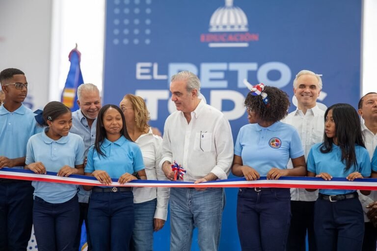 Presidente Abinader inaugura techado de centro educativo en Cambita en beneficio de 700 estudiantes y toda la municipalidad