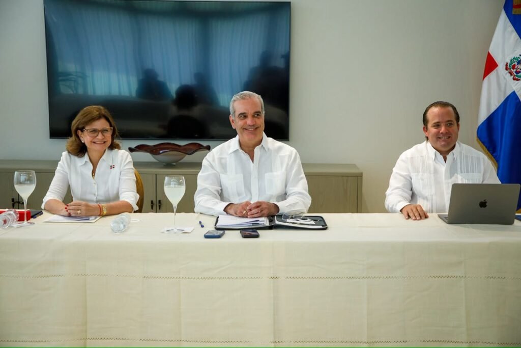 Presidente Abinader, en su segundo día de trabajo en Santiago, se reúne con APROCOVICI, AMAPROSAN y Compromiso Santiago, así como con sectores de salud, energía, agua, construcción, alcaldes y diputados de la provincia