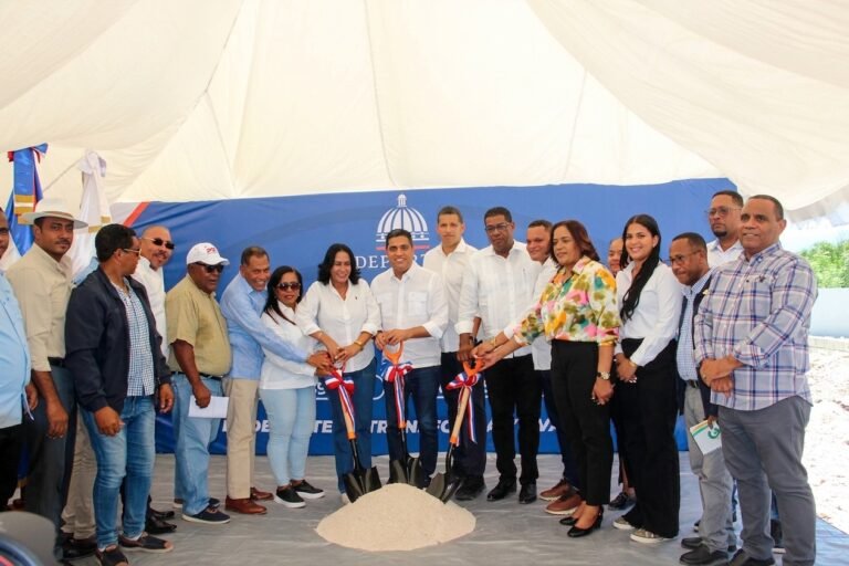 Ministro Kelvin Cruz inicia construcción de multiuso en la provincia Independencia