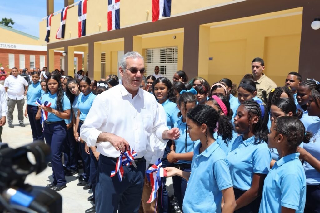 Presidente Abinader entrega nuevas escuelas y un liceo en Puerto Plata en beneficio de más de 3,200 estudiantes