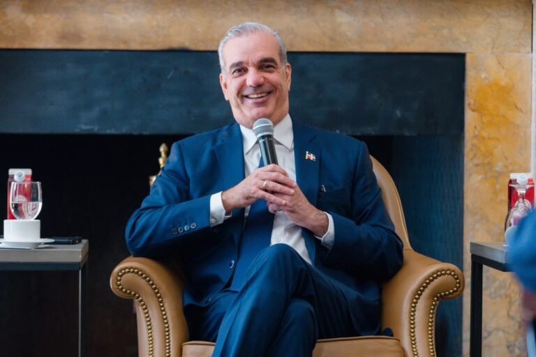 Presidente Abinader presenta a RD ante empresarios internacionales como destino competitivo para nuevas inversiones por su estabilidad, crecimiento económico y expansión de zonas francas; proyecta nuevas oportunidades en semiconductores, turismo, Pedernales y tierras raras