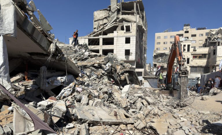Al menos 20 muertos tras derrumbe de edificio atacado en Gaza