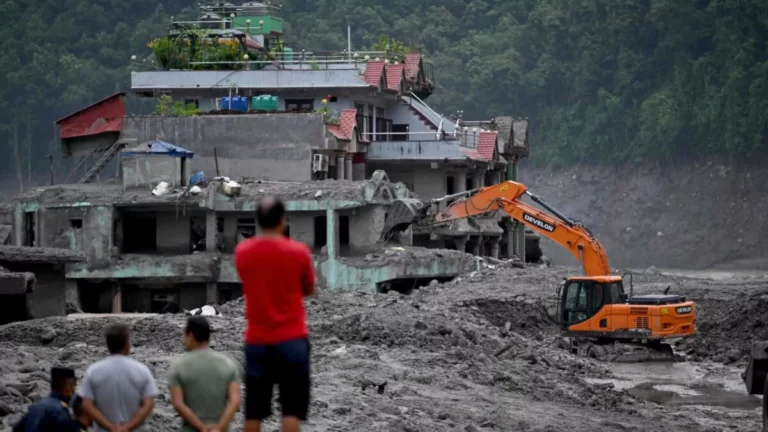 Nepal y China cifran en mil los muertos en la riada mientras buscan miles de desaparecidos