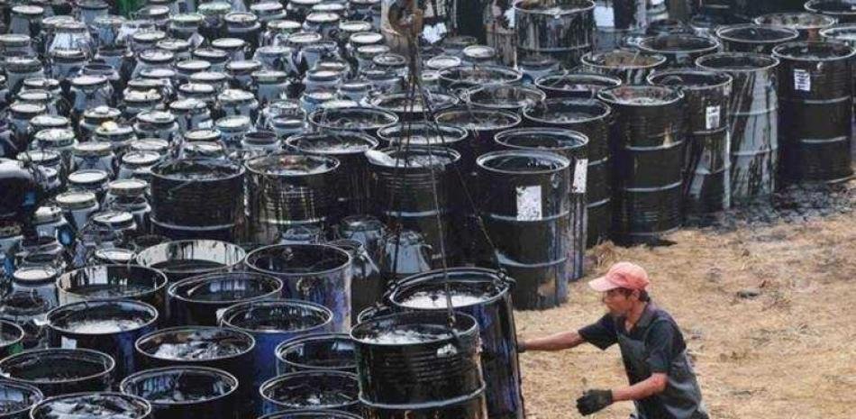 La escalada del precio internacional del petróleo WTI está marcando las presiones inflacionarias sobre los países no productores de crudo como República Dominicana, debido a que a pesar de las proyecciones de un aumento de la producción de las naciones petroleras el “commodity” registró un alza de US$3.80 por barril para los contratos de noviembre-diciembre próximo, al cerrar el viernes en US$103.27. Este lunes los precios abrieron en US$102.86 el WTI, bajando un 0.40%; y el Brent US$117.20, para un alza de 0.41%. A las 5:35 de la tarde de ayer el valor del WTI era US$101.76 y del Brent RD$115.38. En términos porcentuales el barril de crudo West Texas Intermediate (WTI) cerró el viernes un 3.82% más que la jornada anterior. Mientras que el crudo Brent, que se cotiza en el mercado bursátil de Londres, Reino Unido, y es el referente global, cerró en US$116.72, para un aumento de US$3.55 y un 3.14% en términos porcentuales para contratos futuros de aquí a diciembre. Todos los hidrocarburos están al alza, con la excepción del Gas Natural, que bajó el viernes un 4.83% en los contratos de noviembre, según reportes de Bloomberg. El comportamiento de los precios del petróleo es una detonante, según analistas del mercado, debido a la presión que genera en las finanzas públicas, por los subsidios. En el país, el Gobierno ha destinado más de RD$42,163 millones para el subsidio a los combustibles en lo que va de 2026 y se proyecta que pueda alcanzar los RD$50,000 millones al cierre del año. No obstante, algunos analistas esperan que en los próximos seis meses el precio del petróleo comience a ceder y han estimado un precio de US$96.11 para el WTI y de US$89.05 para el Brent a junio del 2027. Las importaciones El impacto de los derivados de combustibles en el país es significativo en términos de importación. Según datos de la Dirección General de Aduanas (DGA), en enero septiembre las importaciones totales del país alcanzaron los US$24,654.17 millones y de estos US$19,799.5 millones fueron importaciones petroleras. Entre enero septiembre 2025 y 2026 se registró un crecimiento de 4.9%, al pasar de US$18,858.87 millones a US$19,799.5 millones. En términos de gravámenes, la Dirección General de Impuestos Internos (DGII) señala que a septiembre 2026 han sido gravados 1,482,308.3 miles de galones de combustibles. En 2025, la cantidad llegó a 1,882,688.4. Por medio de la Ley 495-06, la cantidad de galones de Gas Licuado de Petróleo (GLP) sujeta al pago de impuestos fue de 493,196.8 galones, y de Gas Natural 7,002.5. La gasolina Premium, gasoil regular, gasolina regular, gasoil óptimo, fuel oil, carbón mineral, kerosene, Avtur y Avgas, en orden y cantidad también están gravados por esa ley. Algunos tipos de fuel oil y de gasoil se encuentran exentos. Estos son: fuel oil 1% azufre, fuel oil, fuel oil EGP-C interconectado; gasoil óptimo, gasoil regular, gasoil regular EGP-C, y gasoil regular EGP-T, los dos usados para la generación eléctrica del sistema interconectado. La DGII recuerda que el artículo 19 de la Ley 253-12 creó un sistema de devolución de los impuestos selectivos al consumo de combustibles fósiles y derivados de petróleo. Impuestos El Avtur, combustible usado para el tráfico aéreo paga 6.5% de impuesto advalorem (sobre el precio final). Los demás combustibles tributan el 16% advalorem. Los impuestos específicos a cada derivado están contemplados en la Ley 112-00, de Hidrocarburos, del año 2000, la cual a su vez fue modificada por la Ley 253-12 para incluirle una carga de RD$2.00 a cada galón de combustible importado y cobrado en Aduanas y comenzó a ejecutarse en 2012. El objetivo es destinar 25% del recaudo al programa de renovación vehicular en el transporte público; y el 75% restante para el desarrollo vial y asistencia en carreteras a cargo del Ministerio de Obras Públicas y Comunicaciones. También, hay una contribución específica de RD$174.50 a la importación de cada tonelada métrica de GLP. El 100% de los impuestos de la Ley 112-00 van a deuda pública. Actualmente, los precios al consumidor están gravados por las leyes: La Ley 112-00 y la Ley 495-06, las leyes 557-05 y la 253-12. Otras cargas están dentro del precio de paridad de importación, como el GAL, que es una medida de costos administrativos. Además de los márgenes otorgados a detallistas, distribuidores y transportistas ue en varios casos, supera la suma del impuesto. Impuestos a gasolinas son 30% del valor del galón Un galón de gasolina tiene un Precio de Paridad de Importación (PPI) de RD$207.85, lo que implica una partida importante respecto al valor al que se vende en el mercado local esta semana que es de RD$358.10, al restarle los RD$5.20 que establece el Gobierno como ajuste por la Resolución 201-14. De lo contrario su precio sería de RD$363.30. El PPI en parte se justifica, porque incluye el valor del Costo, Seguro y Flete (CIF) y el FOB, de la mercancía puesta en puerto; manejo de terminal, tasa de cambio y otros como el GAL qu algunos critican. Un galón de gasolina premium vale esta semana hasta este sábado RD$358.10 y de estos hay incluidos RD$105.00 de impuestos que, en términos porcentuales llega a una proporción de 29.91%. En el caso de la gasolina regular, el impuesto es un 29.15% esta semana, equivalente a RD$92.50, de un precio de RD$317.50. Los márgenes Y en el GLP, el impuesto es RD$13.53, para un 10.02%, de un valor total de RD$135.20 por galón. En cambio el margen al distribuidor es de RD$11.71, el margen al detallista es RD417.90 y la comisión por transporte es de RD$6.68. Los márgenes a los detallistas en el caso de las gasolinas son de RD$27.07 y al distribuidor de RD$16.59. La comisión por transporte de todos los combustibles es la misma: RD$6.68. El margen al distribuidor de gasoil regular para generación eléctrica es de RD$5.24. En gasoil óptimo de RD$14.52. RD$24.03 al detallista y RD$6.68 al transporte. Además, los precios abarcan como base la tasa del dólar que se ha colocado en RD$61.69 para los fines de cálculos de esta semana. El margen del Avtur al distribuidor es RD$15.53, al que se le suma la comisión por transporte. El kerosene contempla RD$9.10 al distribuidor, RD$17.01 al detallista y los RD$6.68 al transportista. En el caso del fuel oil hay dos precios por distribuidor RD$1.54 y RD$1.35 más la comisión por transporte.