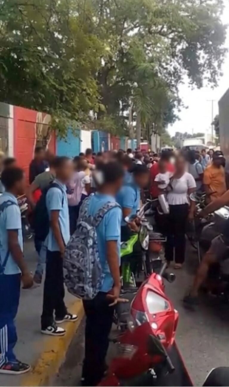 Reportan altercado y suspensión de docencia por riña con armas blancas en el Liceo Secundario Enriquillo.