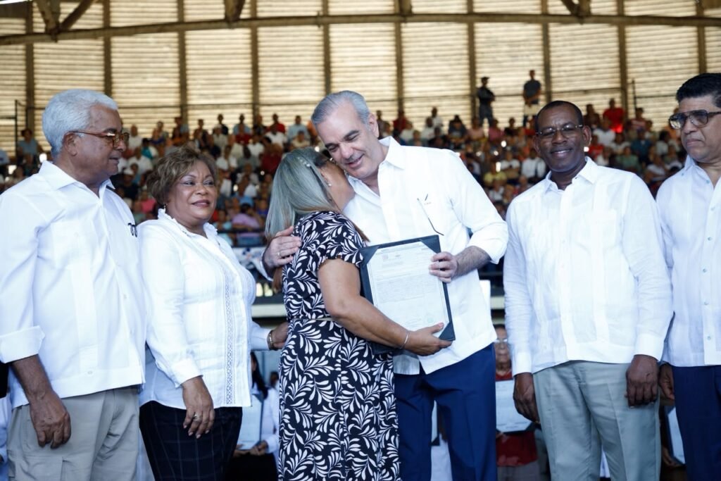 Presidente Abinader entrega 1,500 títulos que dan seguridad jurídica a 6,000 personas en El Almirante II y protegen el patrimonio de sus familias