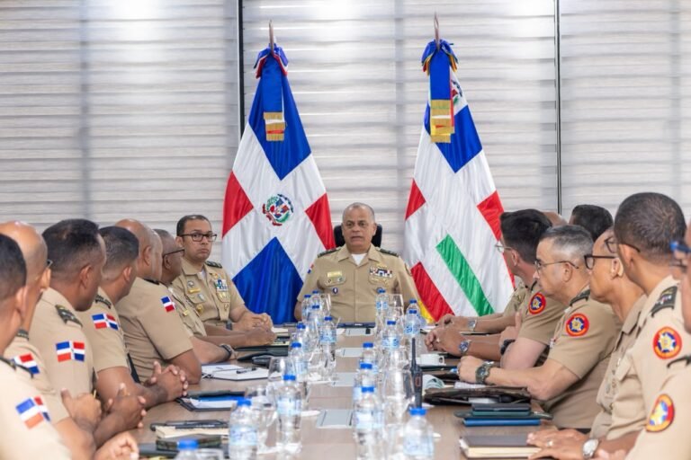 Ministro de Defensa encabeza reuniones estratégicas con altos mandos militares para fortalecer capacidades institucionales y revisar planes de seguridad y defensa nacional